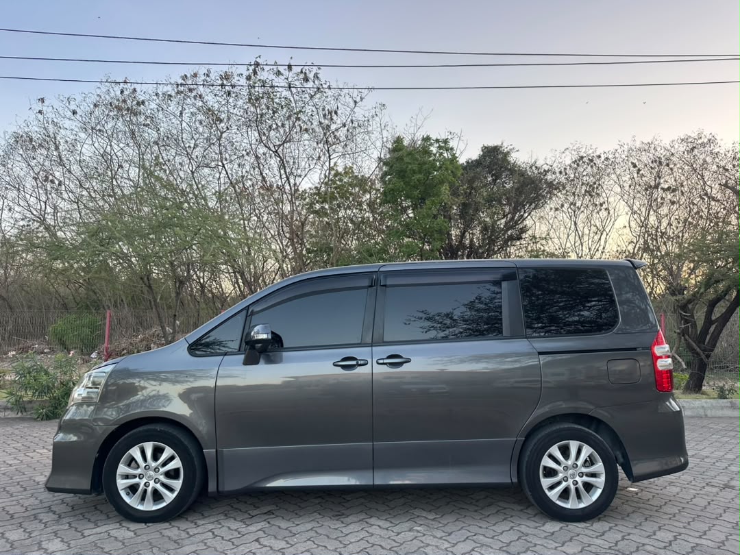 TOYOTA NOAH thumbnail 7